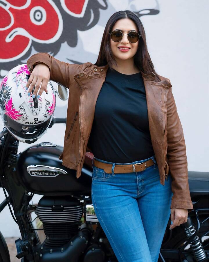 वर्कफ्रंट की बात करें तो दिव्यांका त्रिपाठी 'ये है मोहब्बतें हैं' से घर -घर में मशहूर हुई थीं. इस शो में दिव्यांका पहली बार विवेक दहिया से मिली थीं.