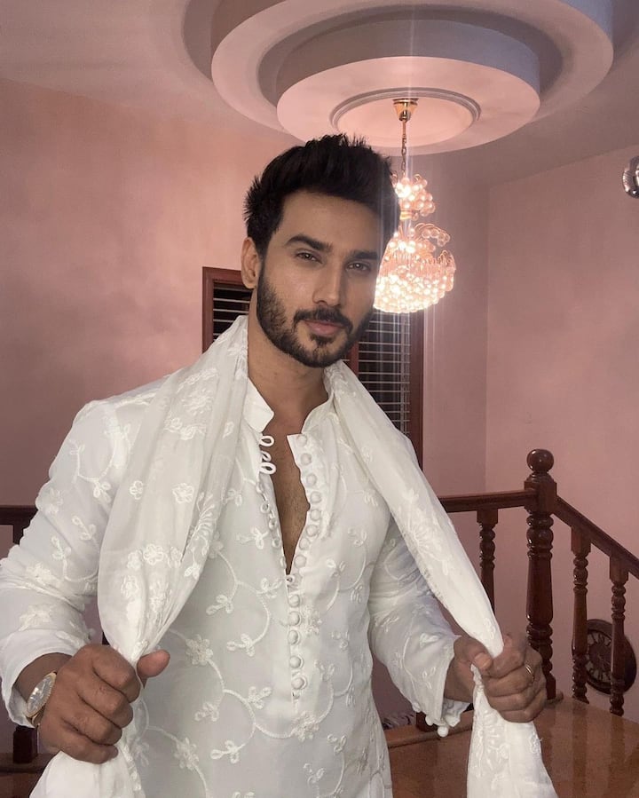 'ఊర్వశివో రాక్షసివో' సీరియల్ లో  విలన్ గా నటిస్తోన్న ధీరేంద్ర రాజవంశగా అసలు పేరు వినయ్ సింధ్య