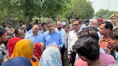 नोएडा अथॉरिटी के CEO ने लोगों के बीच जाकर समस्याएं सुनी, प्राइवेट कंपनी पर जुर्माना भी लगाया