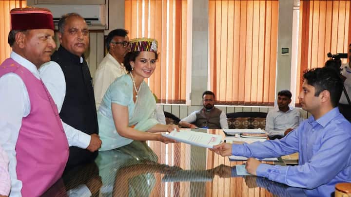 बीजेपी उम्मीदवार कंगना रनौत ने हिमाचल प्रदेश की मंडी सीट से नामांकन दाखिल किया. मंडी से कंगना रनौत के खिलाफ कांग्रेस ने विक्रमादित्य सिंह को टिकट दिया है. 2019 में बीजेपी ने इस सीट से जीत हासिल की थी.