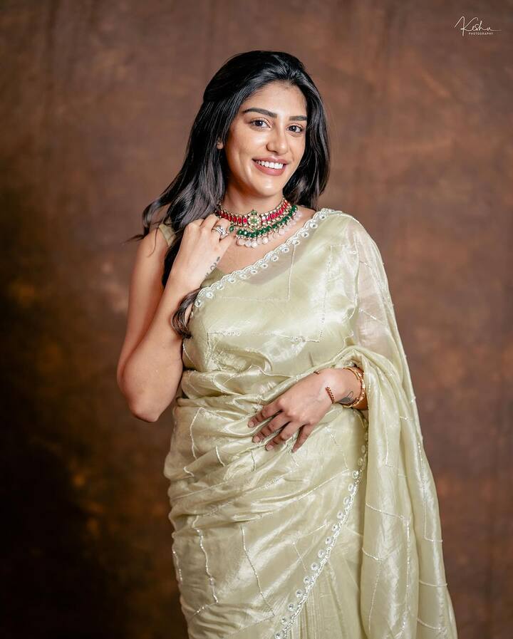Supritha Stunning in Saree Look: నటి సురేఖ వాణి కూతురు సుప్రిత హీరోయిన్గా ఎంట్రీ ఇస్తున్న సంగతి తెలిసిందే. ఇండస్ట్రీకి రాకముందే ఈమే సోషల్ మీడియాలో బాగా ఫేమస్.