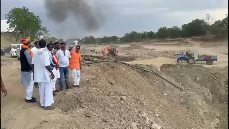Dungarpur entire village gathered to clean Moran River Rajasthan BJP Banswara candidate Mahendrajit Singh Malviya ann नदी साफ करने में जुटा पूरा गांव, एक महीने से निकाल रहे गंदगी, विधायक और पूर्व मंत्री देख रह गए हैरान