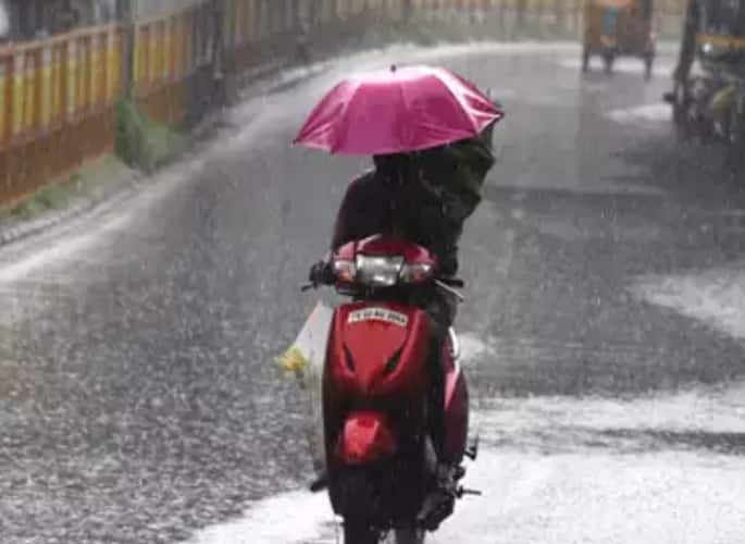 Mumbai Weather Update News Chance of rain with stormy winds in Mumbai today मुंबईकरांसाठी महत्त्वाची बातमी, चाकरमान्यांसाठी आजची संध्याकाळही मनस्तापाची? पावसाबद्दल हवामान खात्याचा महत्त्वाचा अंदाज