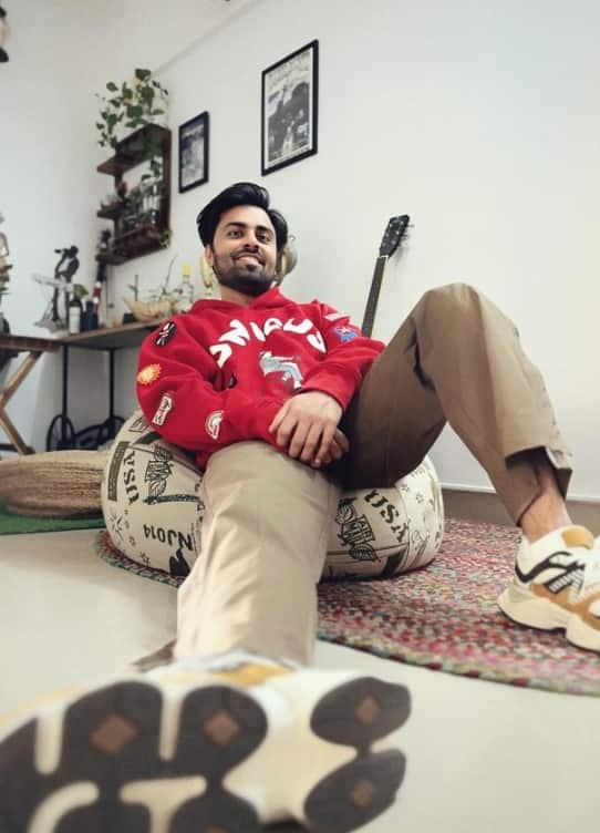 बता दें कि जितेंद्र कुमार के पास मुंबई में अपना खुद का आलीशान घर है जिसकी कीमत करोड़ों में बताई जाती है. वे अक्सर सोशल मीडिया पर अपने सपनों के आशियाने की तस्वीरें शेयर करते रहते हैं.