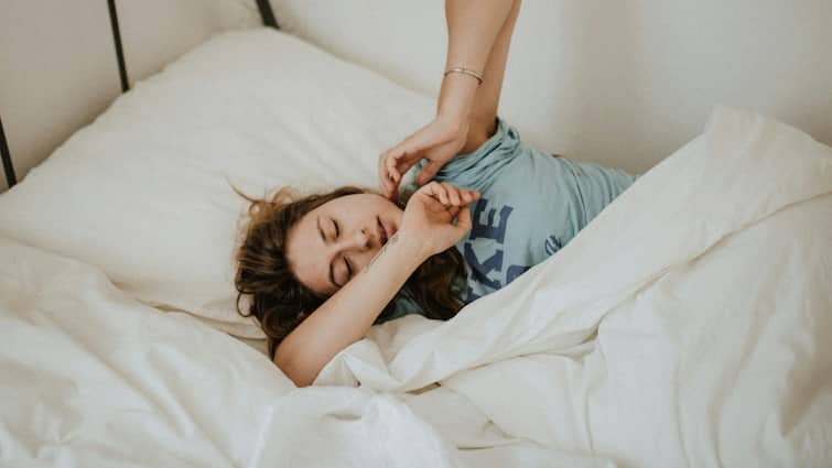 Lack of sleep side effects on health losing one hour sleep could take four days to recover says neurologist on importantnce of sleep marathi news एक तास अपुरी झोपही आरोग्यासाठी घातक, होणारं नुकसान भरुन काढण्यासाठी लागतात अनेक दिवस