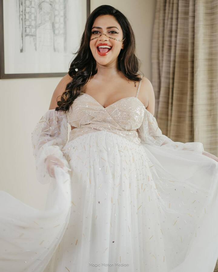 ఈ ఫోటోల్లో ప్రెగ్నెన్సీ గ్లోతో చాలా అందంగా కనిపిస్తుంది అంటూ ఆమె ఫాలోవర్లు కామెంట్ల రూపంలో ప్రేమను వ్యక్తం చేస్తున్నారు. (Images Source : Instagram/Amala Paul)