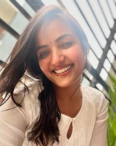 Siri Hanmanth Latest Photos : కలంకారి డ్రెస్​లో సిరి హనుమంత్.. మేకప్​ తక్కువ వేసుకుంటే ఇలా ఉంటుందా?