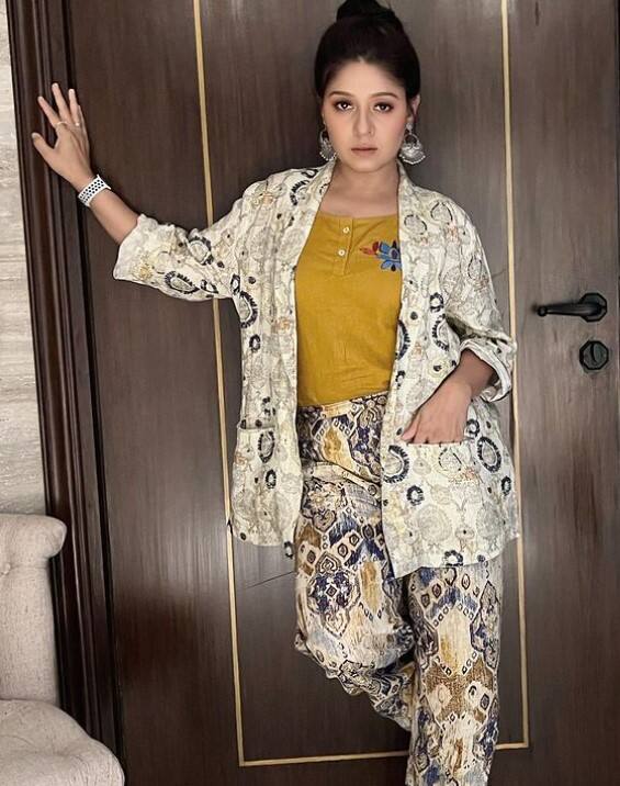 हम जिस गायिका की बात कर रहे हैं वह कोई और नहीं बल्कि सिंगिंग रियलिटी शो 'मेरी आवाज सुनो' जीतकर अपने करियर की शुरुआत करने वाली सुनिधि चौहान हैं.