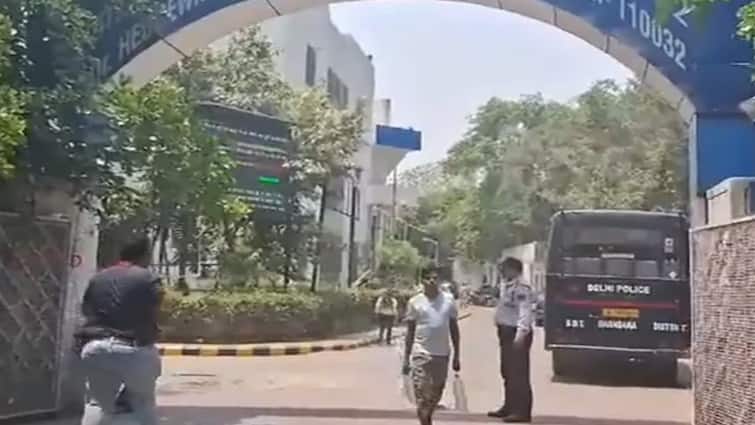 Delhi Hospital Bomb Threat Several Delhi hospitals get bomb threat emails Bomb Threat: દિલ્હીમાં હોસ્પિટલોને ફરી મળી બોમ્બથી ઉડાવી દેવાની ધમકી, પોલીસે શરૂ કરી તપાસ