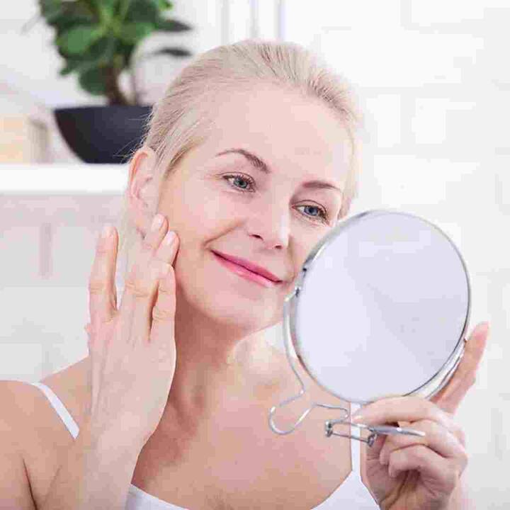 ਇਸ ਤੋਂ ਛੁਟਕਾਰਾ ਪਾਉਣ ਲਈ ਲੋਕ ਬਹੁਤ ਕੋਸ਼ਿਸ਼ਾਂ ਕਰਦੇ ਹਨ। ਕਈ ਤਰ੍ਹਾਂ ਦੇ ਐਂਟੀ-ਏਜਿੰਗ ਉਤਪਾਦ ਵਰਤੇ ਜਾਂਦੇ ਹਨ। ਪਰ ਕਈ ਵਾਰ ਇਸ ਸਭ ਦੇ ਬਾਅਦ ਵੀ ਕੋਈ ਖਾਸ ਫਰਕ ਨਜ਼ਰ ਨਹੀਂ ਆਉਂਦਾ। ਅਜਿਹੇ 'ਚ ਉਮਰ ਵਧਣ ਦੇ ਨਾਲ-ਨਾਲ ਕੁਝ ਜ਼ਰੂਰੀ ਗੱਲਾਂ ਦਾ ਖਾਸ ਧਿਆਨ ਰੱਖਣਾ ਚਾਹੀਦਾ ਹੈ। ਤਾਂ ਜੋ ਤੁਸੀਂ ਇਨ੍ਹਾਂ ਸਮੱਸਿਆਵਾਂ ਤੋਂ ਛੁਟਕਾਰਾ ਪਾ ਸਕੋ।