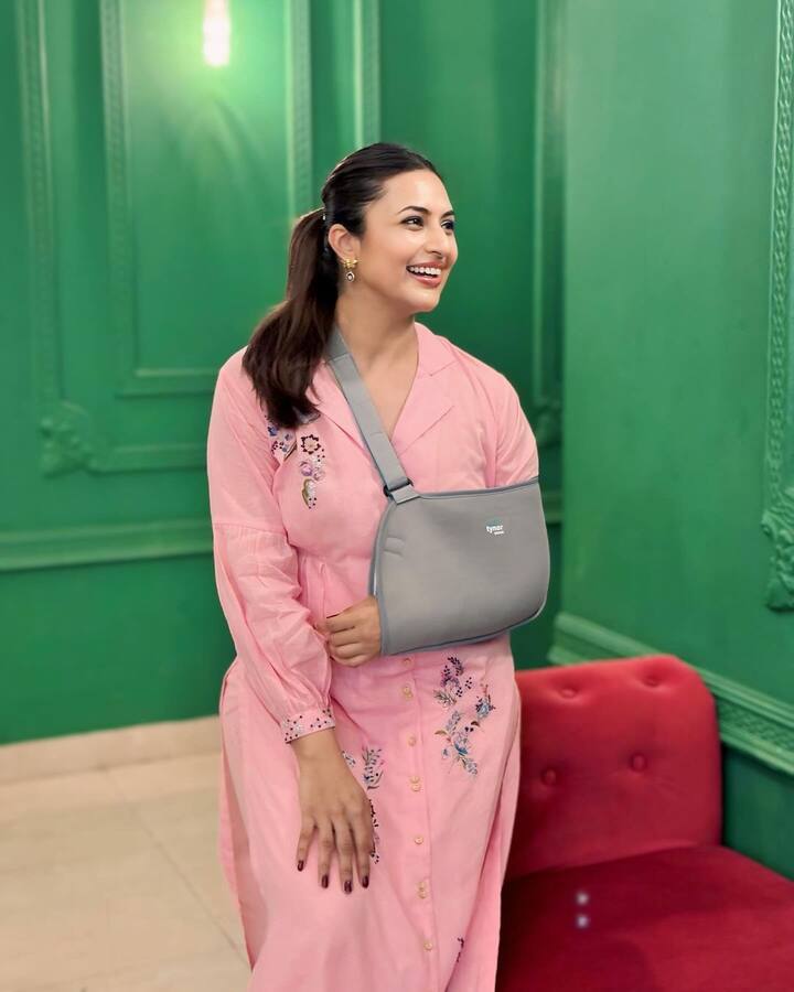 वहीं इस भयानक एक्सीडेंट में दिव्यांका के हाथ की दो हड्डियां टूट गई थी, जिसके बाद उनकी सर्जरी हुई. अब दिव्यांका त्रिपाठी एक्सीडेंट से रिकवरी के बाद पति विवेक के साथ मंदिर पहुंचीं, इन फोटोज में एक्ट्रेस को ठीक देखकर उनके फैंस भी राहत की सांस ले रहे हैं.