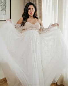 Amala Paul Pregnancy Photoshoot : ప్రెగ్నెన్సీ ఫోటోషూట్ చేసిన అమలా పాల్.. వైట్ డ్రెస్​లో ముద్దుగా ఉంది కదా