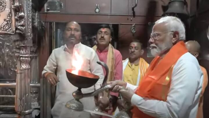 पीएम मोदी ने काशी के कोतलाव काल भैरव के दर्शन किए और उनकी अनुमति ली और फिर नामांकन दाखिल करने रवाना हुए.
