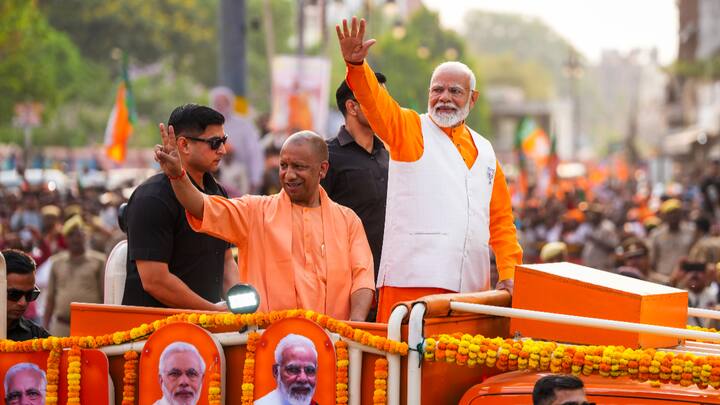 पीएम मोदी के साथ उत्तर प्रदेश के मुख्यमंत्री योगी आदित्यनाथ भी थे. बाद में बीजेपी के प्रदेश अध्यक्ष भूपेन्द्र सिंह चौधरी शामिल हुए. (फोटो: पीटीआई)