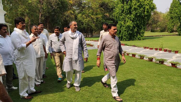 BJP MP Vinod Sonkar reached Raja Bhaiya house to meet him with Sanjeev Balyan see Photo ann राजा भैया से मिलने उनके घर पर पहुंचे BJP सांसद, केंद्रीय मंत्री भी मौजूद, सामने आई पहली तस्वीर