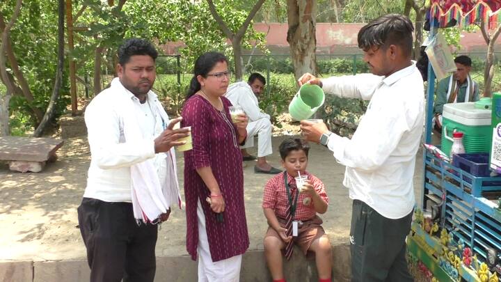 चिलचिलाती धूप से बचाव के लिए लोग कपड़े और छाता का सहारा ले रहे हैं. गर्म हवाओं ने लोगों का जीना मुश्किल कर दिया है.
