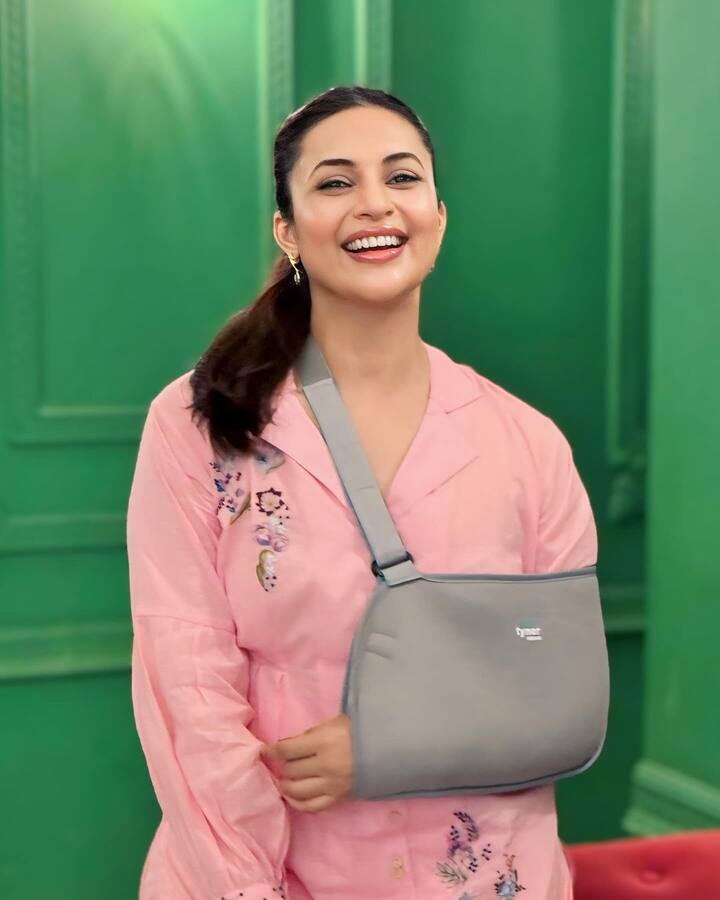 बता दें कि, दिव्यांका त्रिपाठी कुछ समय पहले ही अंडरवेंट सर्जरी से गुजरी हैं. दिव्यांका ने एक पोस्ट शेयर कर इसकी जानकारी अपने फैंस को दी थी. जिसके बाद से हर कोई एक्ट्रेस के सही होने की दुआ कर रहा था.