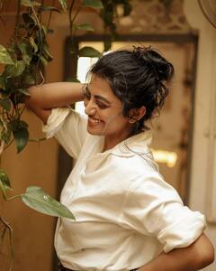 Anandhi Latest Photos : ఓంకార్ అన్న షో నుంచి హీరోయిన్​గా ఎదిగిన ఆనంది.. ఇప్పుడు మట్టితో ఆడుకుంటుంది