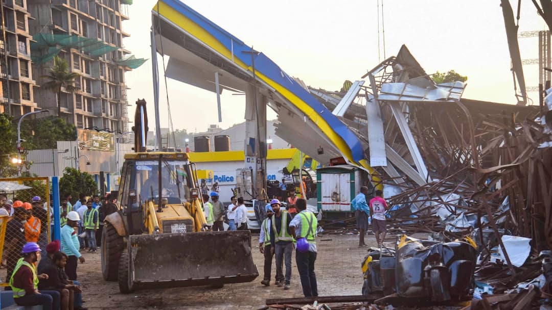 Mumbai News Live: मुंबई के घाटकोपर में बिलबोर्ड गिरने से 14 लोगों की मौत, बीजेपी नेता किरीट सोमैया ने उठाए ये सवाल Mumbai Rains Live Updates: maharashtra weather Update hoarding collapses in Ghatkopar Mumbai News Live: मुंबई के घाटकोपर में बिलबोर्ड गिरने से 14 लोगों की मौत, बीजेपी नेता किरीट सोमैया ने उठाए ये सवाल