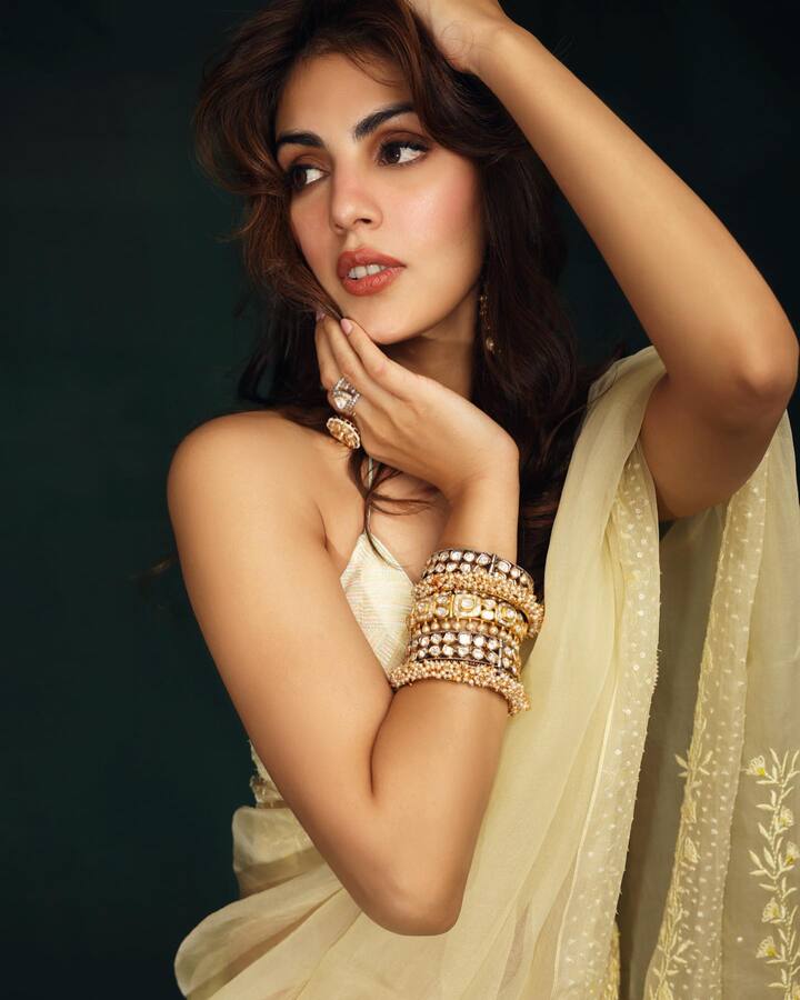 या सुंदर फोटोंसोबतच रियाने अशी कॅप्शनही लिहिली आहे जी चाहत्यांचे लक्ष वेधून घेत आहे. रियाने कॅप्शनमध्ये '#chapter2' लिहिले आहे, ज्याबद्दल तिच्या चाहत्यांना याचा अर्थ काय आहे हे जाणून घ्यायचे आहे.