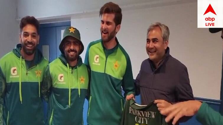 PCB presents special jerseys to Babar Azam, Shaheen Afridi for their respective achievements Pakistan Cricket: টি-টোয়েন্টি বিশ্বকাপের আগেই পিসিবির উপহার বাবর-শাহিনকে, কী পেলেন ২ তারকা?