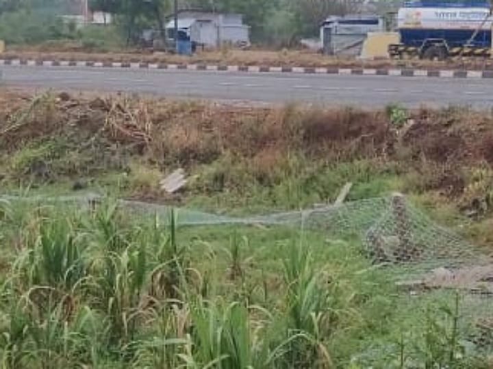 நிலப்பிரச்னையால் போலீசார் முன்பு இரு தரப்பினர் வாக்குவாதம் - கரூரில் பரபரப்பு