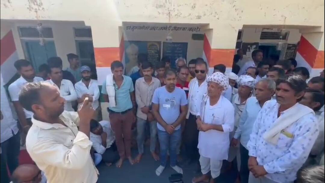 Rajsamand school Teacher absconds with 12th class student villagers lock the Rajasthan school ANN छात्रा से प्यार! टीचर अपने स्कूल की 12वीं की स्टूडेंट को लेकर फरार, ग्रामीणों ने स्कूल में जड़ा ताला 