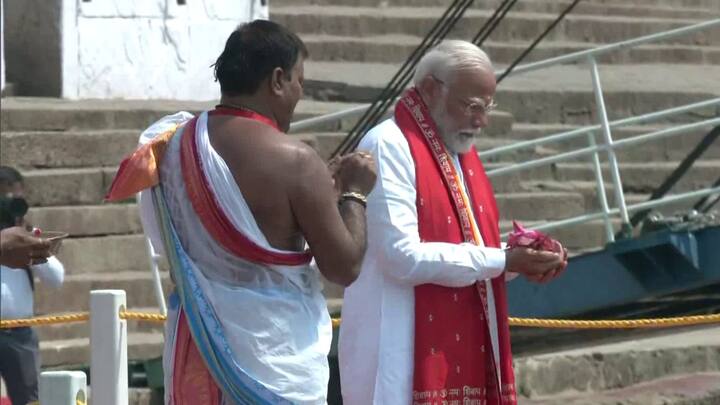 PM Modi Varanasi Visit: प्रधानमंत्री नरेंद्र मोदी ने मंगलवार (14 मई, 2024) को वाराणसी के दशाश्वमेध घाट पर गंगा पूजन किया.