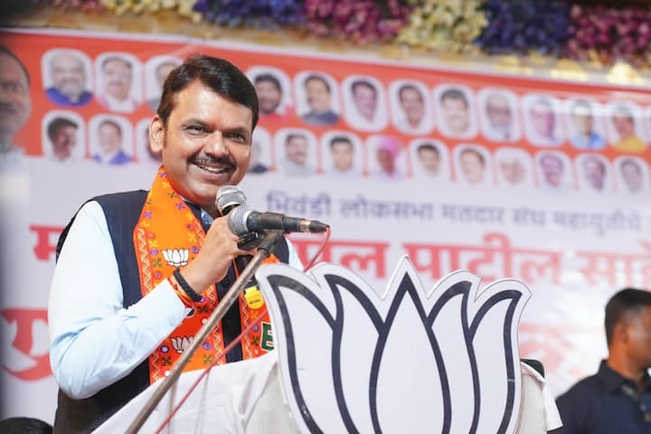 देवेंद्र फडणवीस ने खुलासा करते हुए बताया कि मैं सीएम नहीं बनने पर एक मिनट के लिए भी नहीं नाराज था. मैं जिम्मेदारी से कहता हूं कि मेरा ही प्रस्ताव था कि एकनाथ शिंदे बनें. क्योंकि उनके साथ कई लोग आए थे तो उन्हें विश्वास हो. मैंने पार्टी से भी यही बात कही. मुझे पहले से पता था कि मैं सीएम नहीं बनूंगा.