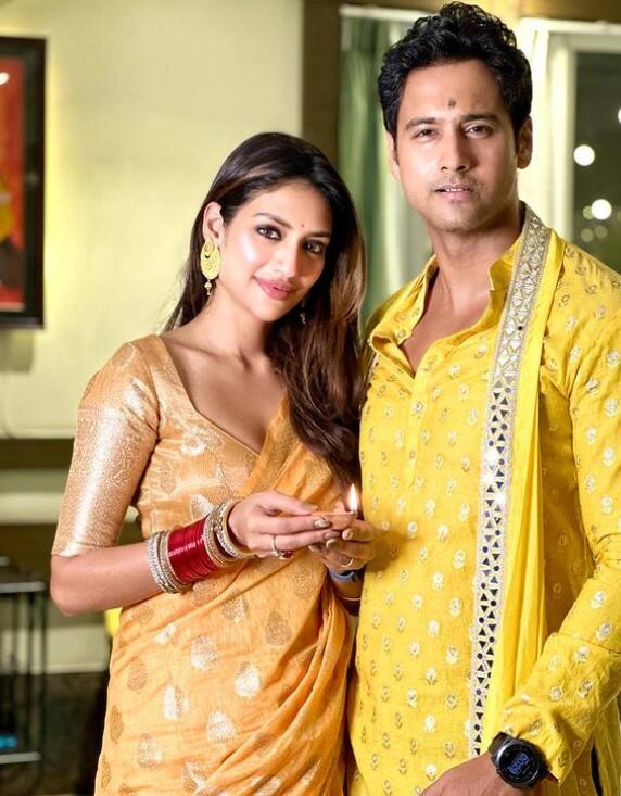 नुसरत और यश ने अभी तक अपने बेटे के लिए नो-पिक्चर पॉलिसी अपनाई हुई थी लेकिन अब,एक्ट्रेस टर्न पॉलिटिशियन ने 2 साल के बाद अपने बच्चे का चेहरा दुनिया के सामने रिवील कर दिया है.