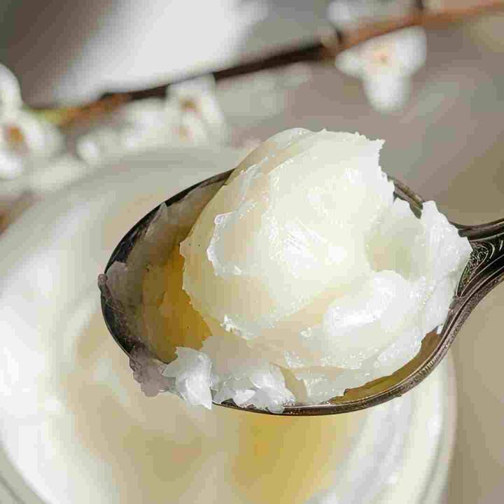 ਗਰਭ ਅਵਸਥਾ ਦੌਰਾਨ ਖੁਜਲੀ ਤੋਂ ਰਾਹਤ ਪਾਉਣ ਲਈ ਤੁਸੀਂ ਪੈਟਰੋਲੀਅਮ ਜੈਲੀ ਲਗਾ ਸਕਦੇ ਹੋ। ਇਸ ਨਾਲ ਤੁਹਾਡੀ ਚਮੜੀ ਨਮੀ ਬਣੀ ਰਹੇਗੀ। ਪੇਟ 'ਤੇ ਪੇਟ 'ਤੇ ਦਿਨ 'ਚ ਦੋ ਤੋਂ ਤਿੰਨ ਵਾਰ ਪੈਟਰੋਲੀਅਮ ਜੈਲੀ ਲਗਾਓ। ਪੈਟਰੋਲੀਅਮ ਜੈਲੀ ਨੂੰ ਹੱਥਾਂ, ਪੈਰਾਂ ਅਤੇ ਸਰੀਰ ਦੇ ਹੋਰ ਹਿੱਸਿਆਂ 'ਤੇ ਵੀ ਲਗਾਇਆ ਜਾ ਸਕਦਾ ਹੈ।