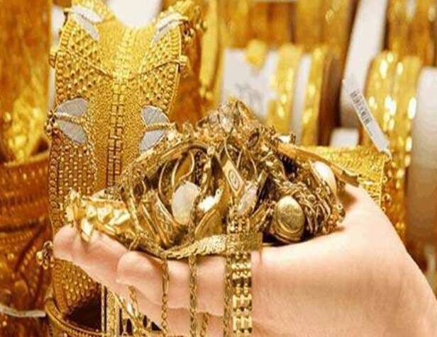सोनं खरेदी करणाऱ्यांना दिलासा मिळाला आहे. कारण सोन्याच्या दरात मोठी घसरण झाली आहे.