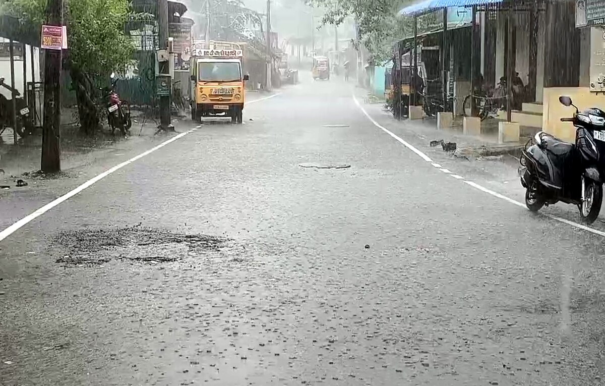 தேனியில் கொட்டி தீர்த்த கோடை மழையால் பொது மக்கள், விவசாயிகள் மகிழ்ச்சி