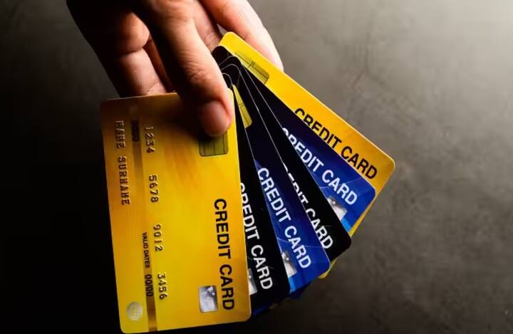 Credit card news: कित्येकवेळी क्रेडिट कार्डसाठी अप्लाय करूनही ते मिळत नाही. अनेकवेळा बँका तुमचा अर्ज फेटाळतात. तुम्हाला क्रेडिट कार्ड न मिळण्याला अनेक बाबी जबाबदार आहेत. यातील काही प्रमुख कारणं जाणून घेऊ या..