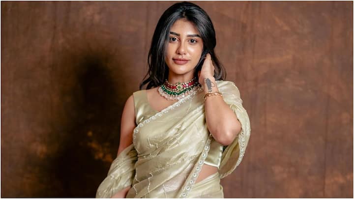 Supritha Saree Look: నటి సురేఖ వాణి కూతురు సుప్రిత హీరోయిన్‌గా ఎంట్రీ ఇస్తున్న సంగతి తెలిసిందే. ఇండస్ట్రీకి రాకముందే ఈమే సోషల్‌ మీడియాలో బాగా ఫేమస్‌.