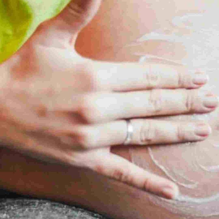 ਔਰਤਾਂ ਵਿੱਚ ਗਰਭ ਅਵਸਥਾ ਦੇ ਦੌਰਾਨ ਹਾਰਮੋਨਲ ਬਦਲਾਅ ਦੇ ਕਾਰਨ, ਕਿਸੇ ਵੀ ਚੀਜ਼ ਦੀ ਬਦਬੂ ਵੀ ਉਨ੍ਹਾਂ ਨੂੰ ਪਰੇਸ਼ਾਨ ਕਰ ਸਕਦੀ ਹੈ, ਇਸ ਲਈ ਜੇਕਰ ਕਿਸੇ ਵੀ ਚੀਜ਼ ਨਾਲ ਮਾਮੂਲੀ ਜਿਹੀ ਵੀ ਸਮੱਸਿਆ ਹੈ, ਤਾਂ ਉਸਨੂੰ ਨਜ਼ਰਅੰਦਾਜ਼ ਨਾ ਕਰੋ ਅਤੇ ਇਸਨੂੰ ਚਮੜੀ 'ਤੇ ਲਗਾਉਣਾ ਬੰਦ ਕਰੋ। ਖੁਜਲੀ ਅਤੇ ਖੁਜਲੀ ਦੀ ਸਮੱਸਿਆ ਤੋਂ ਬਚਣ ਲਈ ਢਿੱਲੇ ਅਤੇ ਨਰਮ ਕੱਪੜੇ ਦੇ ਕੱਪੜੇ ਪਹਿਨੋ। ਭਰਪੂਰ ਪਾਣੀ ਪੀਣ ਤੋਂ ਇਲਾਵਾ ਮੌਸਮੀ ਫਲਾਂ ਦਾ ਸੇਵਨ ਕਰਨਾ ਚਾਹੀਦਾ ਹੈ।