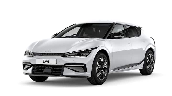 Kia EV6 सिंगल चार्जिंग में बेहतर रेंज देने वाली कार है. ये कार 708 किलोमीटर की रेंज के साथ मार्केट में है. इस कार को केवल 18 मिनट में 10 फीसदी से 80 फीसदी तक चार्ज किया जा सकता है.