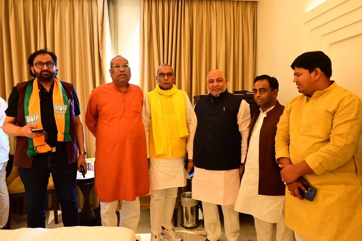 पीएम के नामांकन कार्यक्रम में कलेक्ट्रेट में भाजपा के राष्ट्रीय अध्यक्ष जगत प्रकाश नड्डा, केंद्रीय मंत्री राजनाथ सिंह, अमित शाह, उत्तर प्रदेश के मुख्यमंत्री योगी आदित्यनाथ, भाजपा प्रदेश अध्यक्ष भूपेंद्र चौधरी, असम के सीएम हिमंता बिस्वा सरमा, गुजरात के सीएम भूपेंद्र पटेल, छत्तीसगढ़ के विष्णु देव साय, मध्य प्रदेश के मोहन यादव, राजस्थान के भजनलाल शर्मा, महाराष्ट्र के एकनाथ शिंदे, हरियाणा के नायब सिंह सैनी, केंद्रीय मंत्री रामदास अठावले, हरदीप पुरी, पूर्व मुख्यमंत्री चंद्रबाबू नायडू, लोजपा प्रमुख चिराग पासवान, जीतन राम मांझी, उपेंद्र कुशवाहा, यूपी में एनडीए के घटक लोकदल के अध्यक्ष जयंत चौधरी, अपना दल (एस) की अनुप्रिया पटेल, निषाद पार्टी के संजय निषाद, सुभासपा के ओमप्रकाश राजभर, पशुपति पारस आदि की मौजूदगी रही.