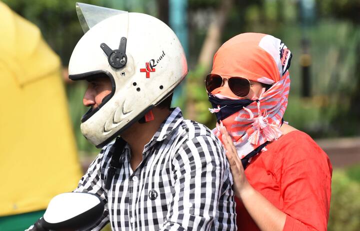 আগামী ৪ দিনে তাপমাত্রা বাড়বে ঠিকই কিন্তু তাপপ্রবাহের এই মুহূর্তে কোনও পরিস্থিতি দেখতে পাওয়া যাচ্ছে না বলে জানিয়েছে আলিপুর আবহাওয়া দফতর।