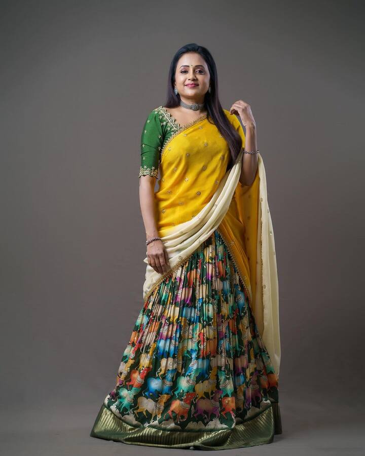 తాజాగా ట్రెడిషనల్ వేర్ లో దిగిన ఫోటోలను పంచుకుంది. Photo Credit: Suma Kanakala/Instagram