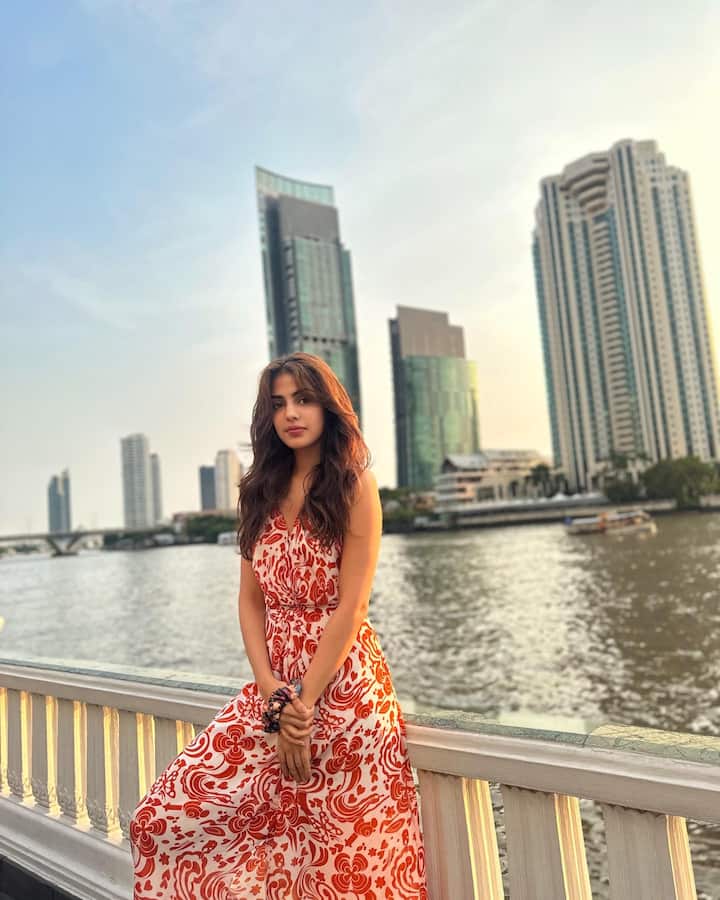 शेअर केलेल्या फोटोंमध्ये रिया लाल आणि पांढऱ्या रंगाच्या फ्लोरल ड्रेसमध्ये दिसत आहे.