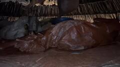 वो जनजाति जिसमें शादी से पहले 5 महीने तक गीली मिट्टी में लिपटी रहती हैं महिलाएं