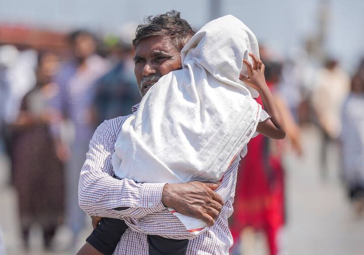 ১৫মে থেকে ১৮মে পর্যন্ত দক্ষিণবঙ্গের সমস্ত জেলাগুলোয় আবহাওয়া শুষ্ক থাকার সম্ভাবনা রয়েছে। তারই সঙ্গে তাপমাত্রা বাড়তে পারে। আলিপুর আবহাওয়া দফতরের পূর্বাঞ্চলীয় অধিকর্তা সোমনাথ দত্ত জানিয়েছেন, এই সময়ের মধ্যেই তাপমাত্রা বৃদ্ধি পাবে। ৩-৫ ডিগ্রি বাড়তে পারে তাপমাত্রা। গতকালের তুলনায় আজকের তাপমাত্রাও বৃদ্ধি পেয়েছে।