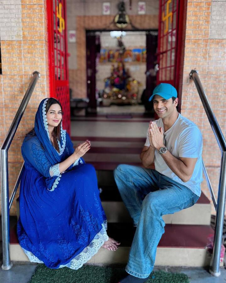 दिव्यांका त्रिपाठी ने सोशल मीडिया पर मंदिर की फोटो शेयर की, इसमें भगवान शिव के मंदिर में कपल ने हाथ जोड़कर और मुस्कुराते हुए फोटो क्लिक करवाई.