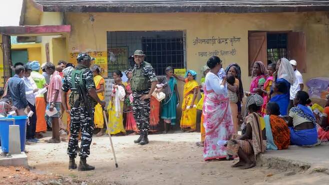ઘણી વખત વોટિંગ દરમિયાન નકલી વોટ નાખવાના સમાચાર આવતા રહે છે. મતલબ કે કેટલાક લોકો બીજાના નામે પણ મત આપવા જાય છે.