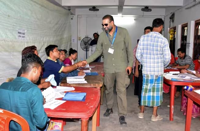 આ પ્રક્રિયાને ચેલેન્જ વોટ કહેવામાં આવે છે. જો મતદાર તેની ઓળખ સાબિત કરે તો પોલિંગ એજન્ટનો વાંધો નકારી કાઢવામાં આવે છે અને બે રૂપિયા જમા કરી દેવામાં આવે છે.