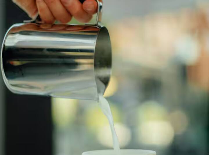 ਇਸ ਵਿਲੱਖਣ ਜਾਨਵਰ ਦਾ ਰੰਗ ਤਾਂ ਕਾਲਾ ਹੈ ਅਤੇ ਇਸ ਦਾ ਦੁੱਧ ਵੀ ਕਾਲਾ ਹੈ। ਦਰਅਸਲ, ਅਸੀਂ ਕਿਸੇ ਹੋਰ ਦੀ ਨਹੀਂ ਸਗੋਂ ਮਾਦਾ ਕਾਲੇ ਗੈਂਡੇ ਦੀ ਗੱਲ ਕਰ ਰਹੇ ਹਾਂ।