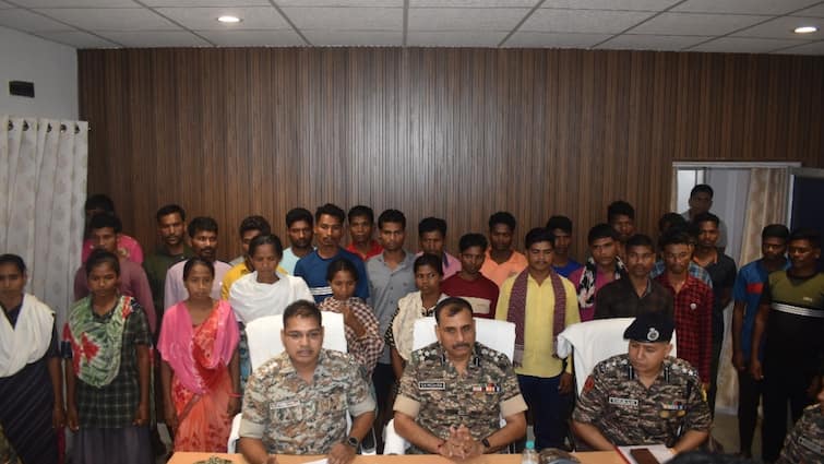Bijapur 30 naxalites including women surrender under Anti Naxal Operation ANN Anti Naxal Operation: बीजापुर में 30 नक्सलियों ने किया सरेंडर, इन पर लाखों का था इनाम