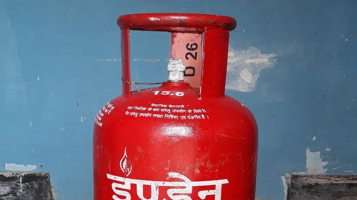 घरों में इस्तेमाल होने वाले एलजी सिलेंडर में 14.2 किलो गैस होती है. हर घर इस्तेमाल होने की अवधि इसकी खपत पर निर्भर होती है. यानी कितनी देर इसका इस्तेमाल किया जा रहा है.