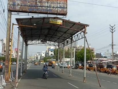 Karur news tin shade for the welfare of two-wheeler riders - TNN வெயிலில் இருந்து கொஞ்ச நேரம் விடுதலை கரூரில் வாகன ஓட்டிகளுக்காக அமைக்கப்பட்ட நிழல் குடை